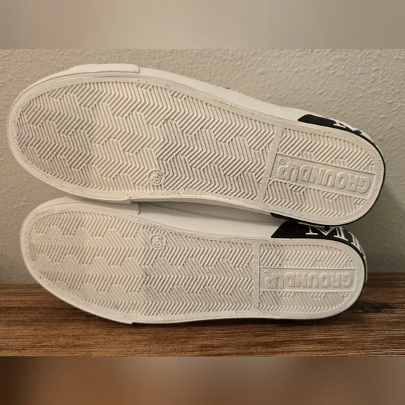 Disney Minnie Mouse Womens Shoes - White with Black Accents, New! Size 8.5 Cute - Picture 8 of 8